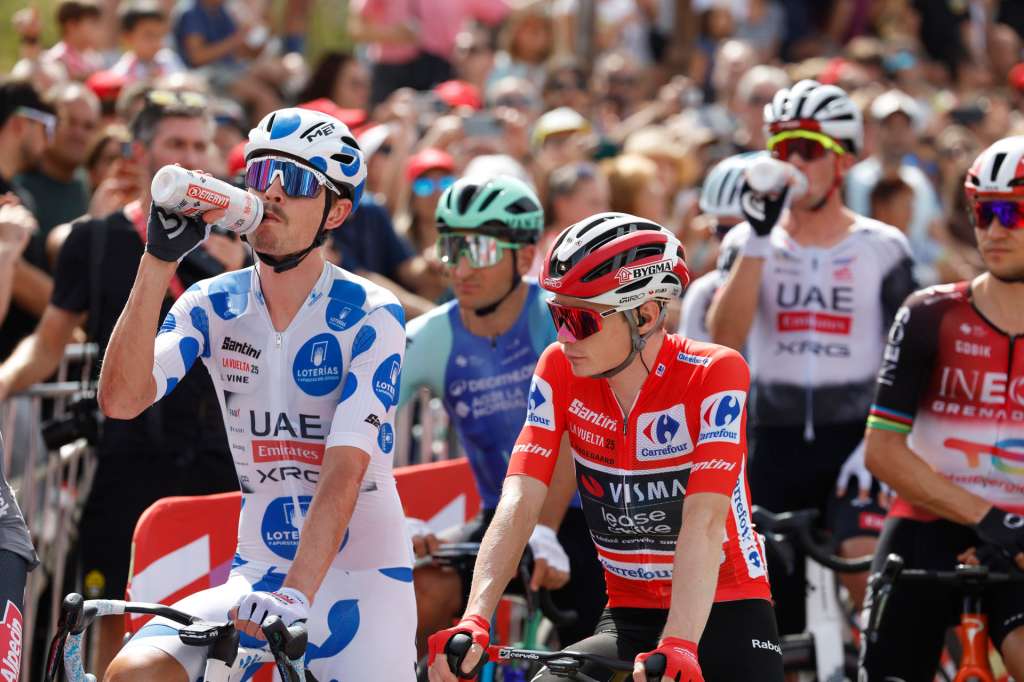 ROBLEDO DE CHAVELA (MADRID), 13/09/2025.- El líder de la clasificación general, el danés Jonas Vingegaard (c), del equipo Visma-Lease a Bike, junto al líder de la Montaña, el australiano Jay Vine (i), del equipo UAE Team Emiates, antes de darse la salida de la vigésima etapa de La Vuelta a España disputada este sábado entre las localidades madrileñas de Robledo de Chabela y el Puerto de Navacerrada con un recorrido de 165.6 km. EFE/ Javier Lizón
