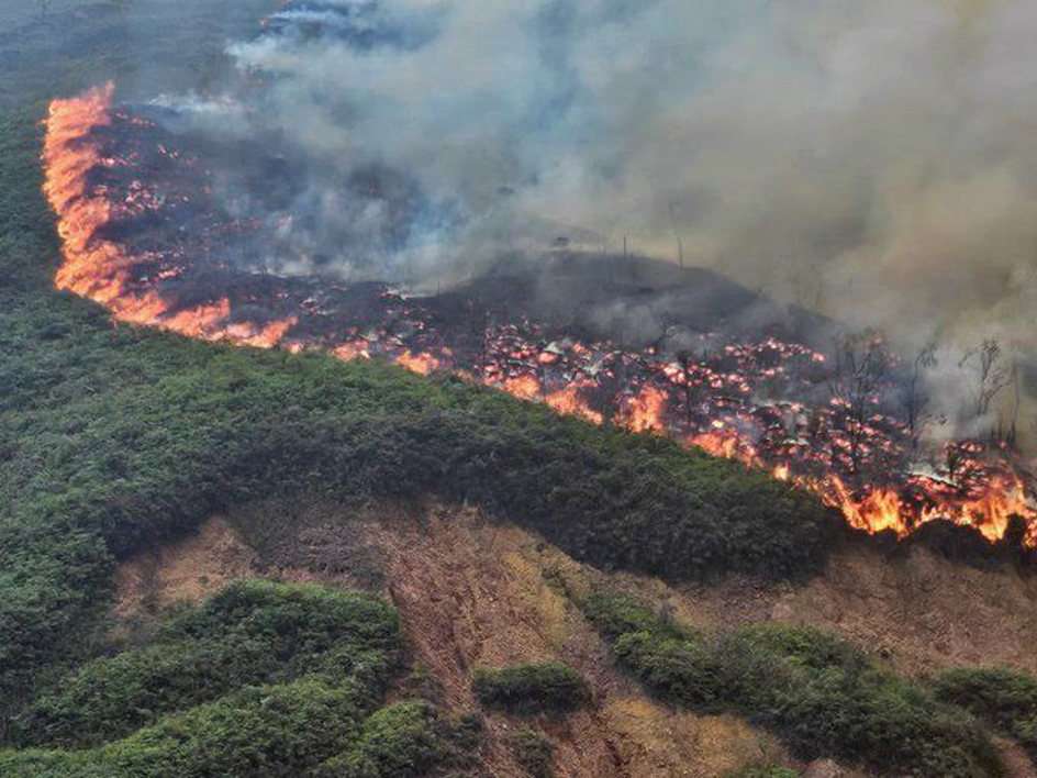 AME1218. BUCARAMANGA (COLOMBIA), 21/01/2024.- Fotografía cedida por el Diario Vanguardia de un incendio en las montañas, hoy en Bucaramanga (Colombia). Varios incendios forestales han destruido más de 300 hectáreas de bosques en el departamento colombiano de Santander (este), donde once municipios fueron declarados en calamidad pública por desabastecimiento de agua potable, sequía e intenso calor, todos asociados al fenómeno de El Niño. Los incendios, que comenzaron hace tres días, no han dejado por el momento muertos o heridos, según las autoridades. EFE/ Diario Vanguardia SOLO USO EDITORIAL/NO VENTAS/SOLO DISPONIBLE PARA ILUSTRAR LA NOTICIA QUE ACOMPAÑA/CRÉDITO OBLIGATORIO/MÁXIMA CALIDAD DISPONIBLE