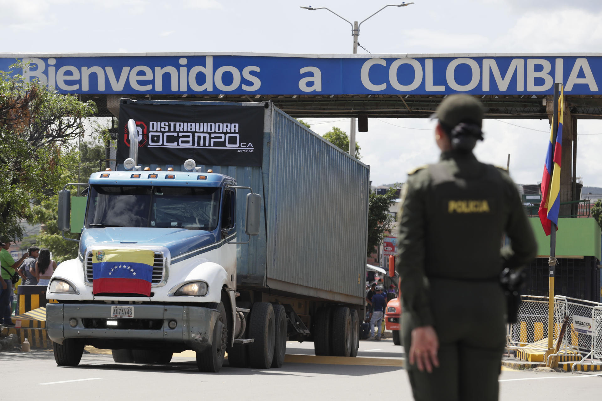 AME2816. CÚCUTA (COLOMBIA), 11/03/2026.- Fotografía de archivo del 26 de septiembre de 2022 que muestra un camión cruzando el puente Simón Bolívar desde Colombia hacia Venezuela durante un acto de reapertura de la frontera entre los dos países en Cúcuta (Colombia). La recuperación económica de Venezuela, liderada por Estados Unidos, abre grandes posibilidades para Colombia en los campos industrial y comercial dada la cercanía geográfica de los dos países, que comparten una frontera terrestre de 2.219 kilómetros. EFE/ Carlos Ortega / ARCHIVO