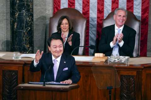 El presidente surcoreano sorprendió a Joe Biden cantando “American Pie”