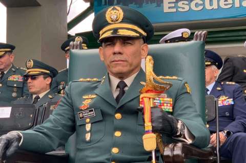 Piden la salida del general Zapateiro tras presunta participación en política
