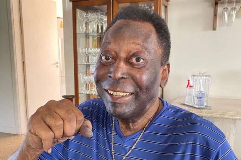 Pelé se sigue recuperando del cáncer que lo aqueja desde el año pasado.