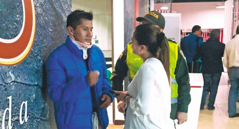 Momento en que Erwin Tumirí dialoga con la periodista Mary Luz Avendaño, en el aeropuerto de Rionegro. / El Espectador