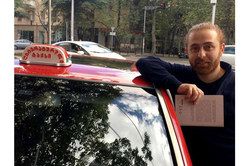 El conductor del taxi asegura que su salario de profesor le permite dedicarse a promover el hábito de la lectura y el amor a las letras. / EFE