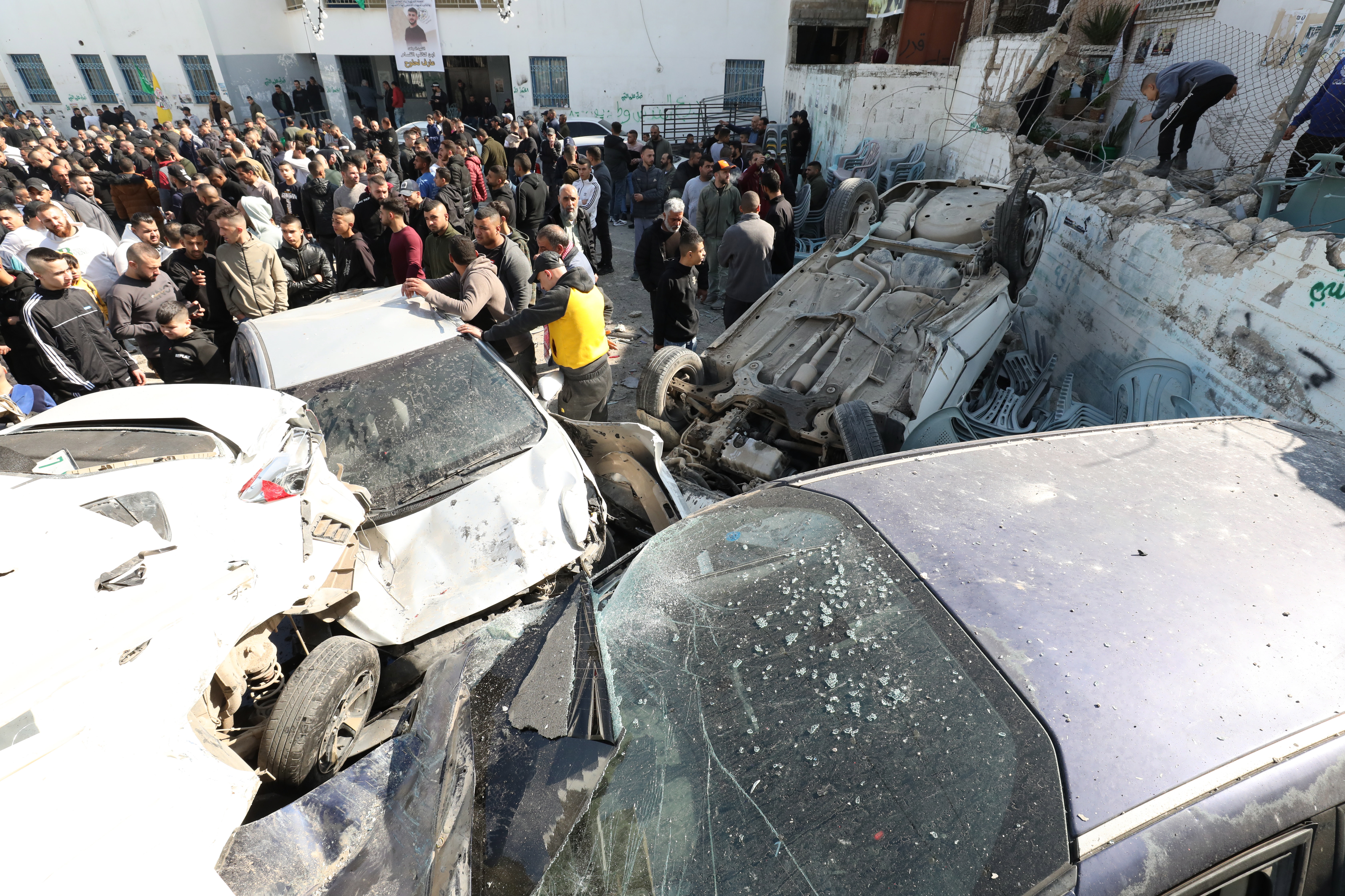 Jenin (-), 26/01/2023.- Palestinians inspect damaged area following an Israeli forces raid in Jenin, West Bank, 26 January 2023. At least nine Palestinians were killed, including an elderly woman, during clashes in Jenin on 26 January, according to the Palestinian Health Ministry. Israeli security forces said they conducted a 'counterterrorism operation' in the center of Jenin. (Terrorismo) EFE/EPA/ALAA BADARNEH