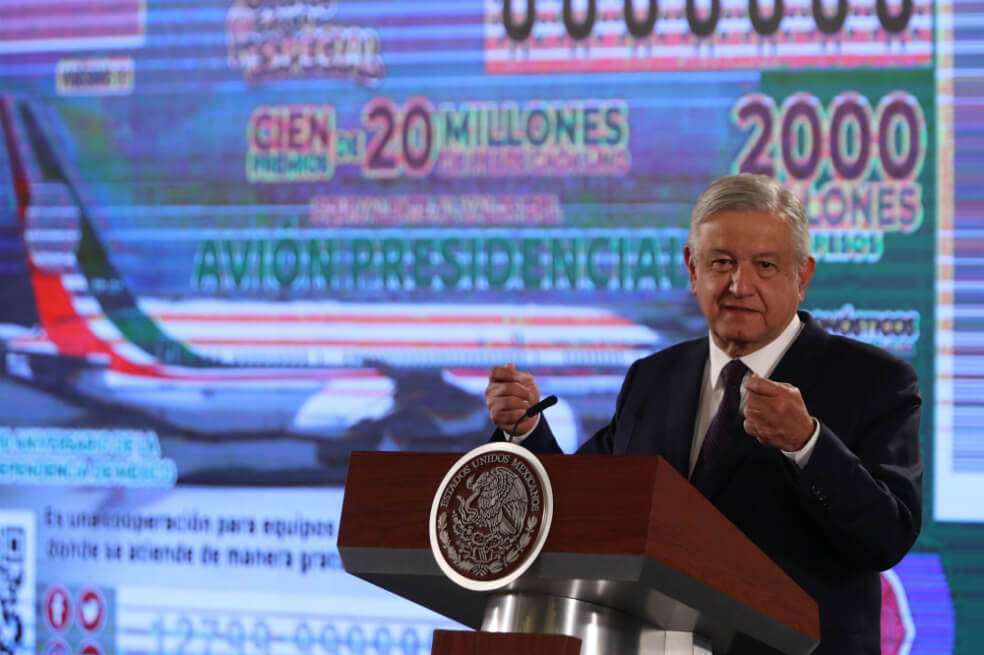En un singular sorteo, el mandatario de México, Andrés Manuel López Obrador, confirmó que después de "análisis, de reflexiones y de consultas" rifará el próximo 15 de septiembre premios por el valor del avión presidencial de México. / EFE