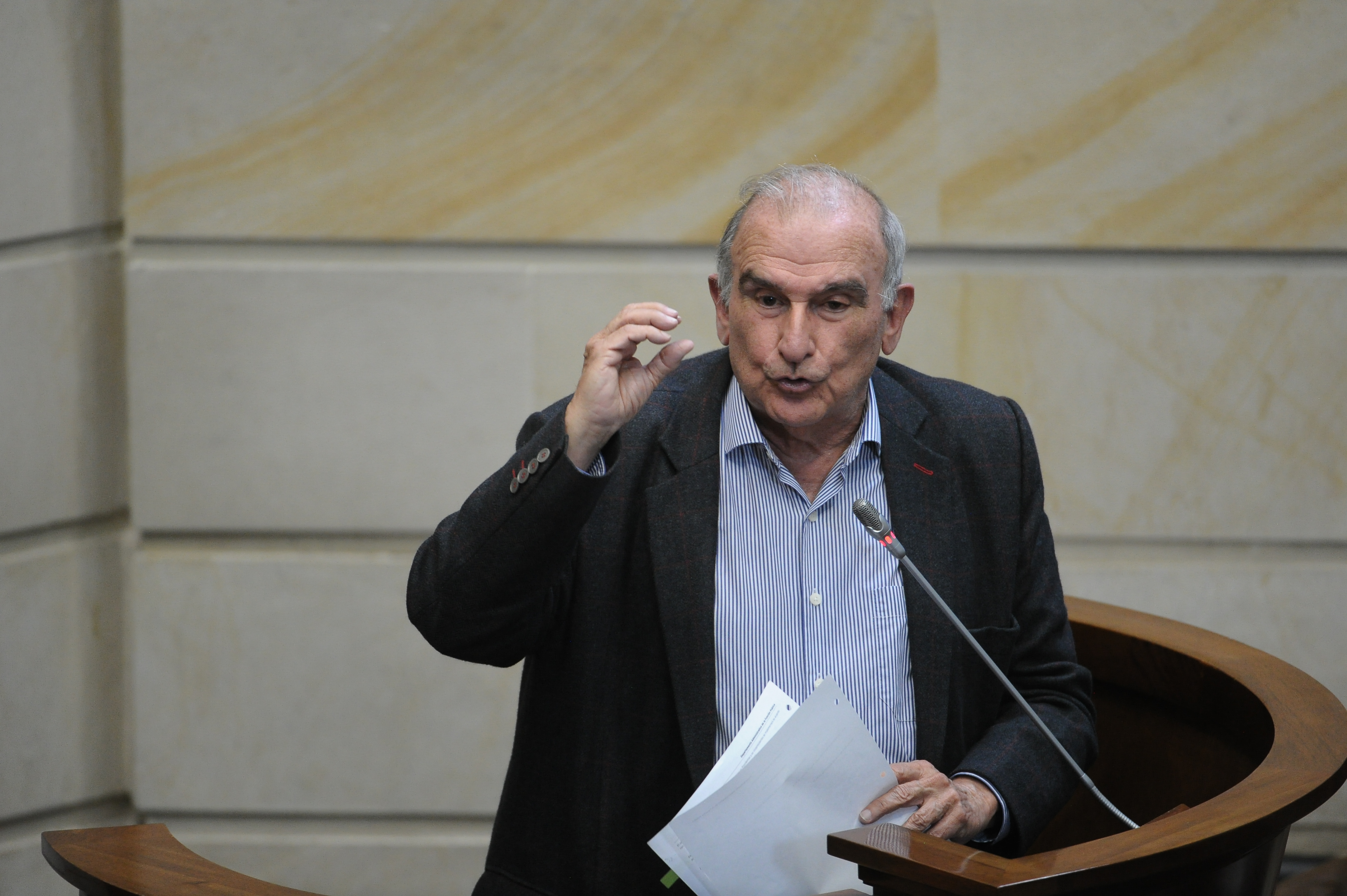 Durante la plenaria en el Senado sobre el proyecto de ley para la reducción de salarios de los congresistas
