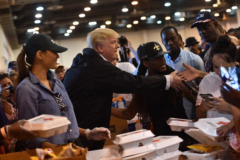 Trump repartió abrazos y almuerzos en  refugio de evacuados por Harvey