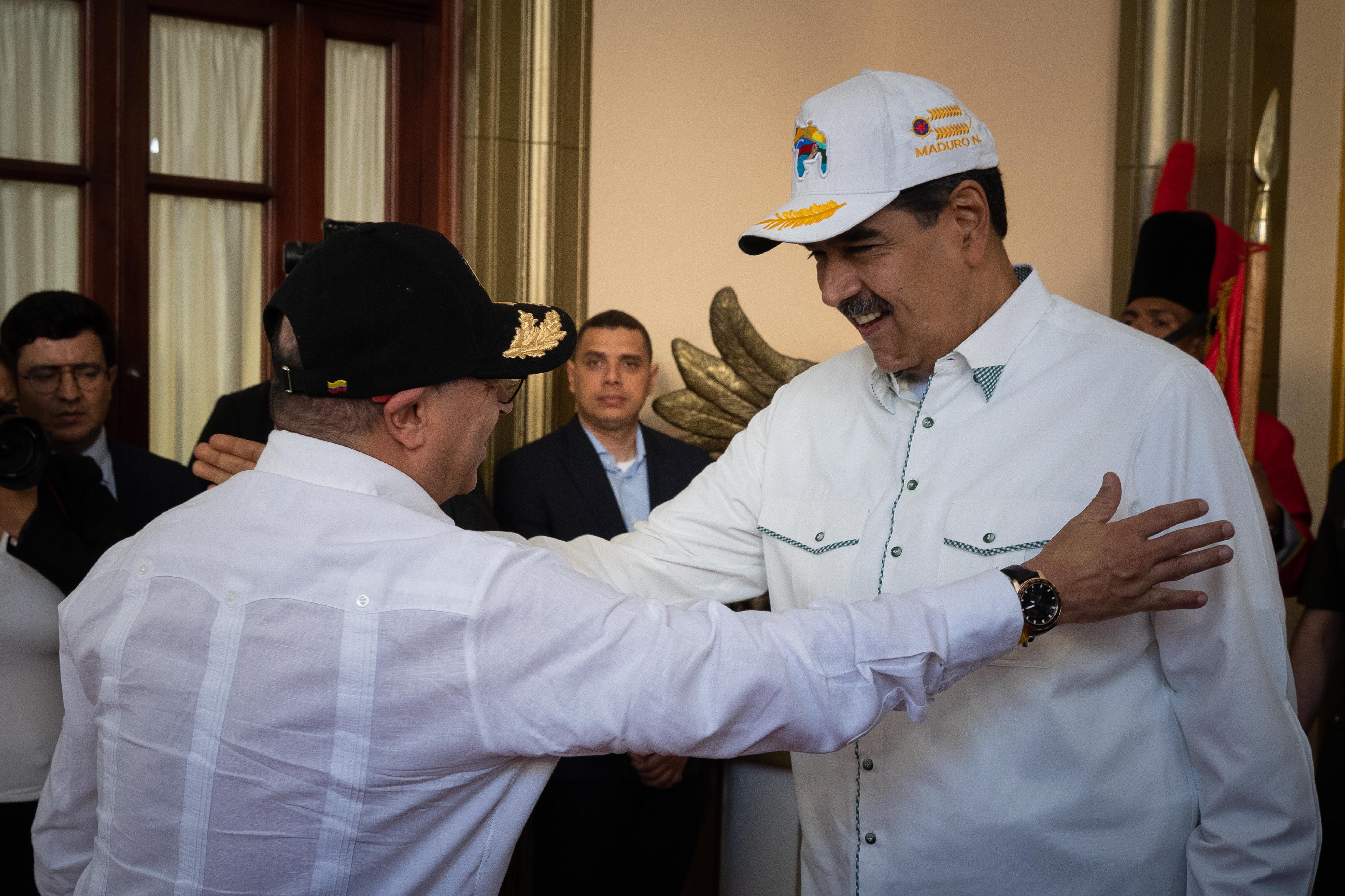 CARACAS (VENEZUELA), 09/04/2024.- El presidente de Colombia, Gustavo Petro (i), se reúne con el presidente de Venezuela, Nicolás Maduro (d), este martes en el Palacio de Miraflores, en Caracas (Venezuela). El presidente de Venezuela, Nicolás Maduro, recibió este martes a su homólogo de Colombia, Gustavo Petro, en el palacio presidencial de Miraflores, en Caracas, en un momento de especial tensión entre ambos países, después de que el colombiano cuestionara las inhabilitaciones de opositores venezolanos que han impedido sus postulaciones como candidatos a las elecciones presidenciales del 28 de julio. EFE/ Rayner Peña R.