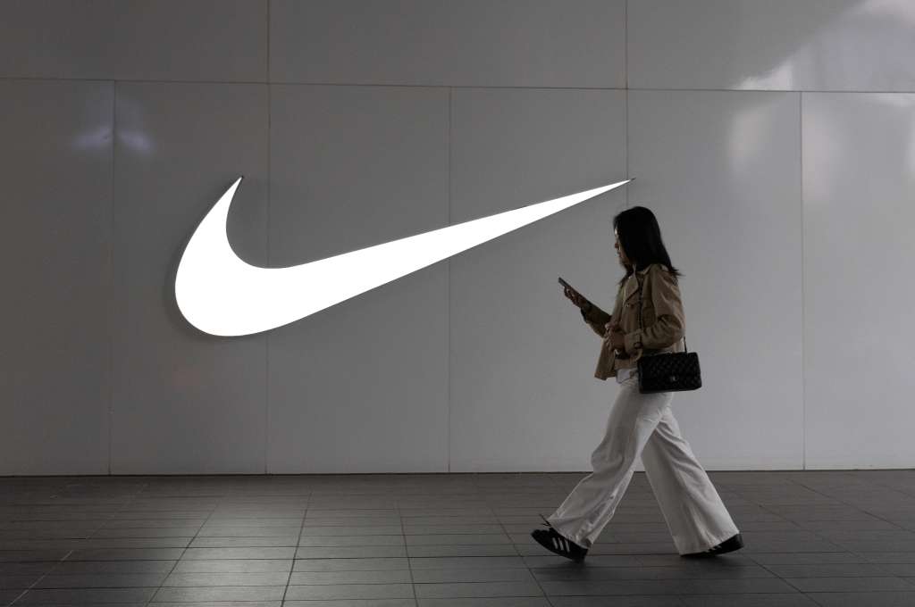 BEIJING (China), 08/04/2025.- A pedestrian walks past a Nike store in Beijing, China, 08 April 2025. On 07 April, 2025, US President Donald Trump threatened China with an additional 50 percent tariff on goods imported into the US if it does not withdraw a 34 percent tariff it imposed on US imports into China. The 34 percent tariff China set was in response to Trump’s earlier 34 percent tariff on Chinese imports into the US. Trump gave China a deadline of 08 April to withdraw its tax, or it will face the 50 percent additional tax. EFE/EPA/JESSICA LEE