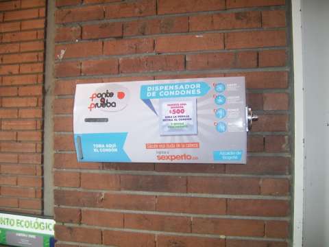 Distrito instala 185 dispensadores de condones a bajo costo para población vulnerable