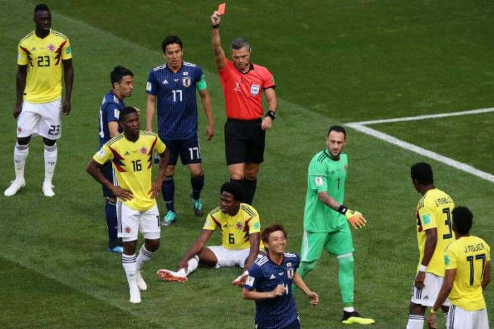 Expulsión de Carlos Sánchez tras la mano dentro del área en el partido contra la selección de Japón.  / AFP