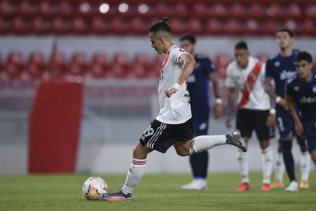 El delantero colombiano Rafael Santos Borré erró un penalti en el partido de este jueves entre River y Nacional.