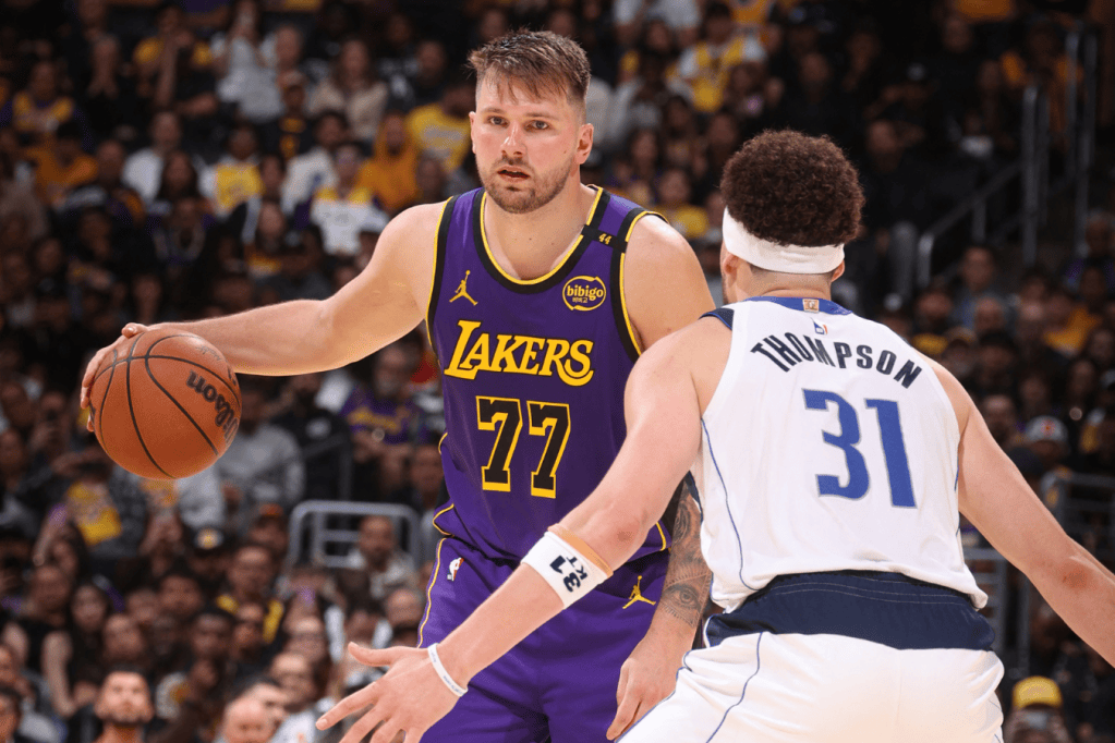 Luka Doncic anotó su primer triple doble con los Lakers ante Mavericks, su antiguo equipo.