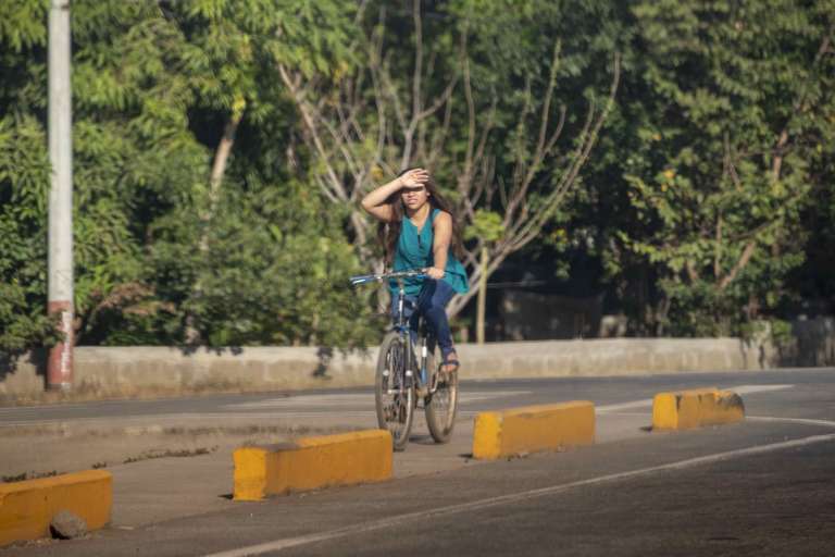 AME8082. MANAGUA (NICARAGUA), 12/03/2024.- Una mujer se cubre del sol este martes en Managua (Nicaragua). La temperatura máxima en Nicaragua roza los 39 grados centígrados en los departamentos (provincia) occidentales de León y Chinandega (noroeste), lo que generará una ola de calor, informó este martes el Instituto Nicaragüense de Estudios Territoriales (Ineter) desde Managua. EFE/ Jorge Torres