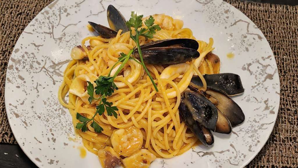 Spaghetti con mariscos y mantequilla infusionada