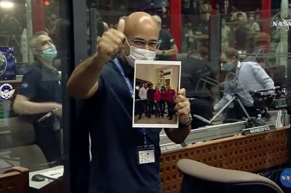 Director de operaciones del Ariane 5 saludando a su familia, con quien no pudo estar durante la Navidad.