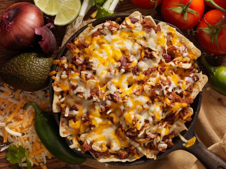 Cómo preparar nachos con carne y acompañamientos caseros