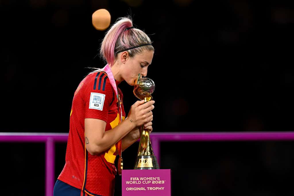 Sydney (Australia), 20/08/2023.- Alexia Putellas of Spain kisses the winner'Äôs trophy after winning the FIFA Women's World Cup 2023 Final soccer match between Spain and England at Stadium Australia in Sydney, Australia, 20 August 2023. (Mundial de Fútbol, España) EFE/EPA/DEAN LEWINS AUSTRALIA AND NEW ZEALAND OUT
