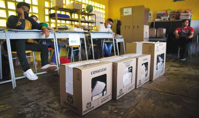 En las 16 circunscripciones votaron 533.664 personas, el 43 % del censo electoral en esas zonas. / Gustavo Torrijos
