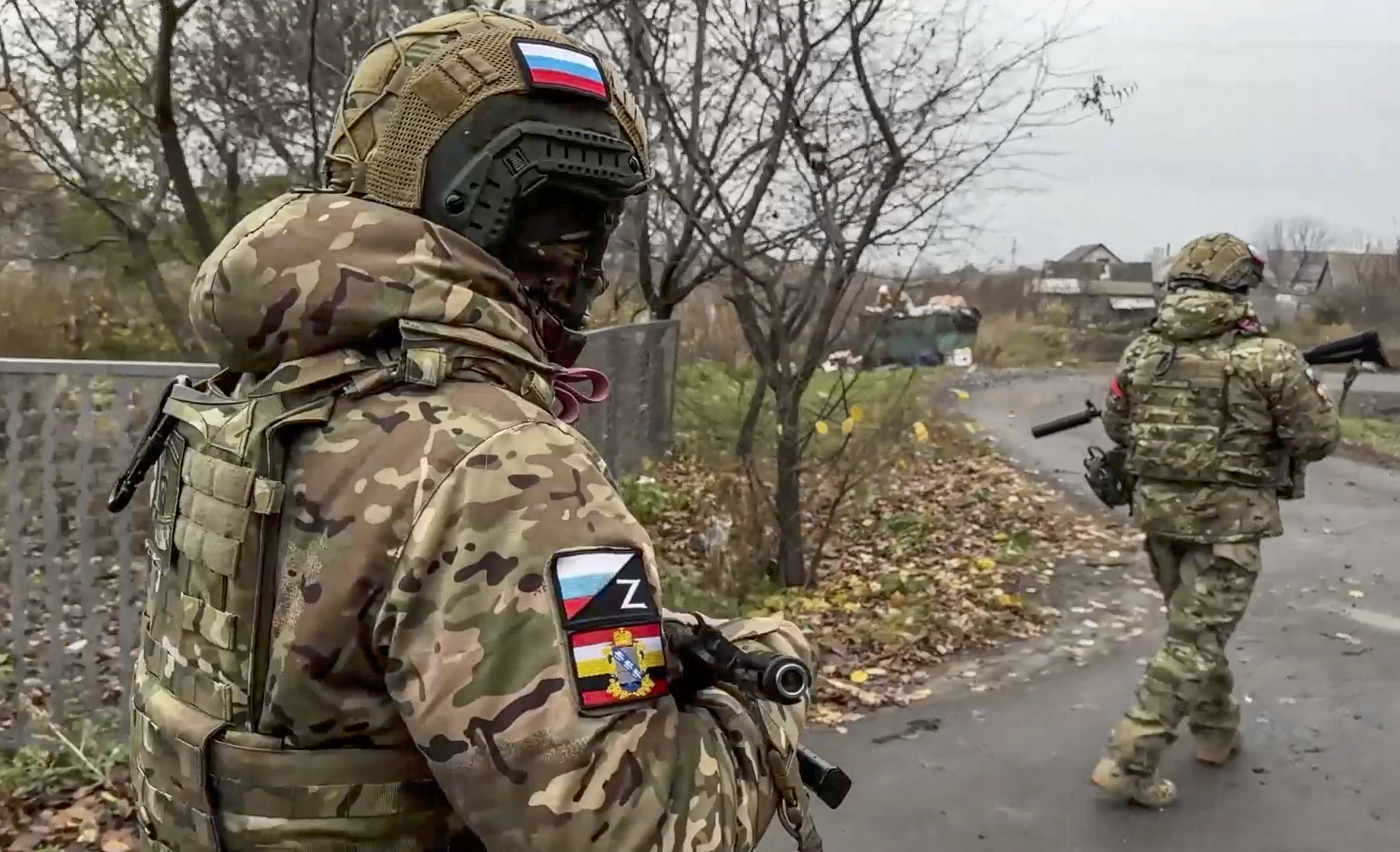 Undisclosed (Russian Federation), 22/11/2024.- A still image taken from an undated handout video released by the Russian Defence Ministry Press-Service on 22 November 2024 shows Russian military volunteers of the 'Bars-Kursk' formation patrolling in the village of Korenevo, Kursk region, Russia. The 'Bars-Kursk' is a military formation consisting of volunteers from the Kursk region. Fighting between Russian and Ukrainian forces has been ongoing in the Kursk region since 06 August following a Ukrainian military incursion into the Russian border region. (Rusia, Ucrania) EFE/EPA/RUSSIAN DEFENCE MINISTRY PRESS SERVICE HANDOUT -- BEST QUALITY AVAILABLE -- MANDATORY CREDIT -- HANDOUT EDITORIAL USE ONLY/NO SALES