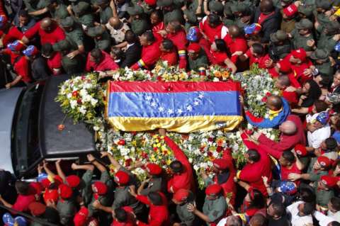 Ataúd expuesto en Caracas no tenía restos reales de Chávez, según ABC
