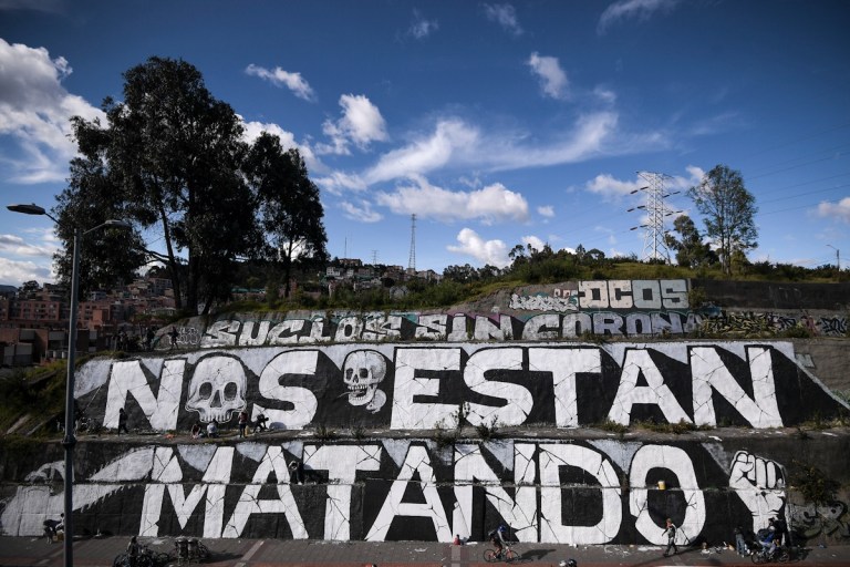 “Nos están matando”: Fotos del mural que pintaron en Bogotá en contra de la violencia