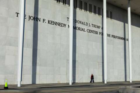 Artistas cancelan shows en el Centro Kennedy tras la inclusión del nombre de Trump