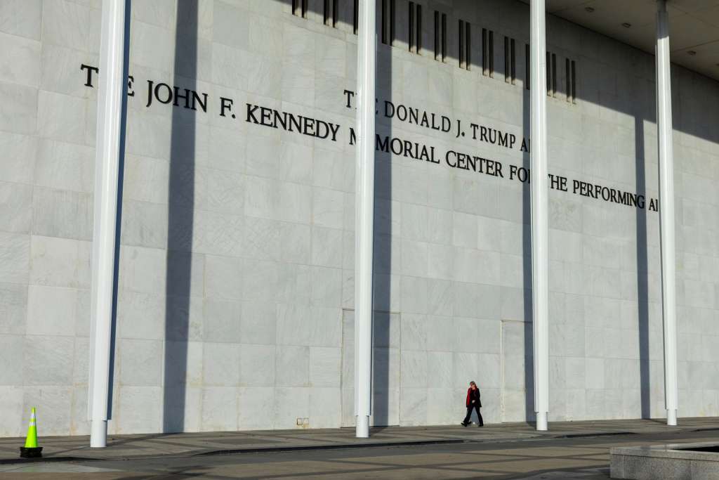 WASHINGTON (United States), 20/12/2025.- A pedestrian walks by new signage showing US President Donald J. Trump's name above former President John F. Kennedy's on the John F. Kennedy Memorial Center for the Performing Arts building, in Washington, DC, USA, 20 December 2025. Kennedy Center's board of trustees, hand-picked by President Trump, voted to rename the institution 'The Donald J. Trump and The John F. Kennedy Memorial Center for the Performing Arts.' While the center has already updated its branding and building signage, a formal name change would likely require an Act of Congress. EFE/EPA/SHAWN THEW