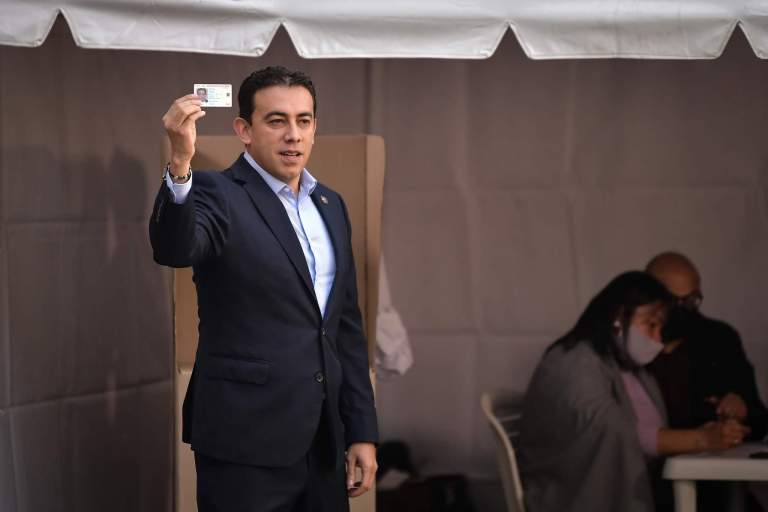El registrador Alexánder Vega inauguró la jornada electoral junto al presidente Iván Duque y quien dio un parte de tranquilidad en el comienzo de los comicios.