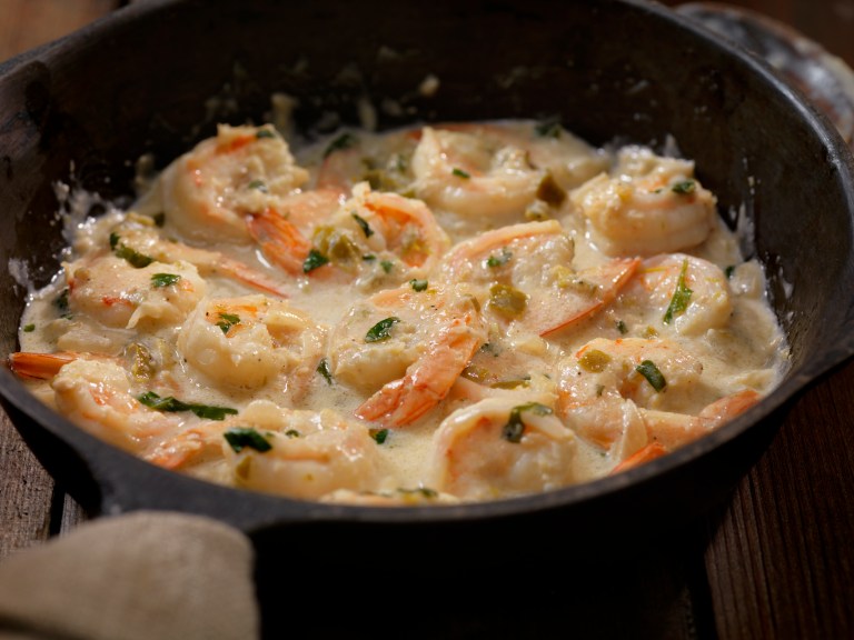 Receta para el almuerzo: camarones con salsa de queso y tocineta