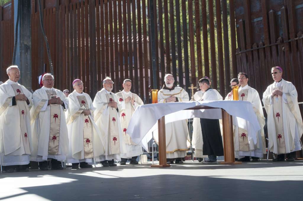 SJHM20. NOGALES (ESTADOS UNIDOS), 14/06/2024.- Fotografía de archivo fechada el 02 de abril de 2014 de parte del Comité de la Conferencia de Obispos Católicos de los Estados Unidos (USCCB) en Nogales (EE. UU). La Conferencia de Obispos Católicos de EE.UU. (USCCB, por sus siglas en inglés) emitió este viernes una disculpa formal a las comunidades indígenas en el país y admitió su responsabilidad por la "historia de traumas" que han sufrido las tribus nativas fruto de su relación con la propia Iglesia católica. USCCB aprobó por 181 votos a favor, 2 en contra y 3 abstenciones el documento titulado 'Mantener la promesa sagrada de Cristo: Un marco pastoral para el ministerio indígena', que cuenta con 53 páginas, entre las que figura la disculpa. EFE/ Gary Williams