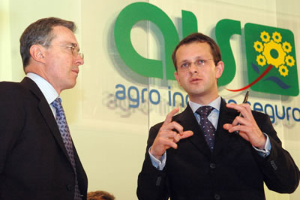 El presidente Álvaro Uribe Vélez y el ministro de Agricultura, Andrés Felipe Arias durante el lanzamiento del programa Agro Ingreso Seguro.