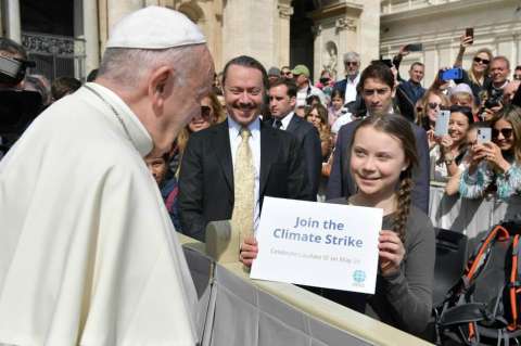 El papa saludó a Greta Thunberg , la activista contra el cambio climático