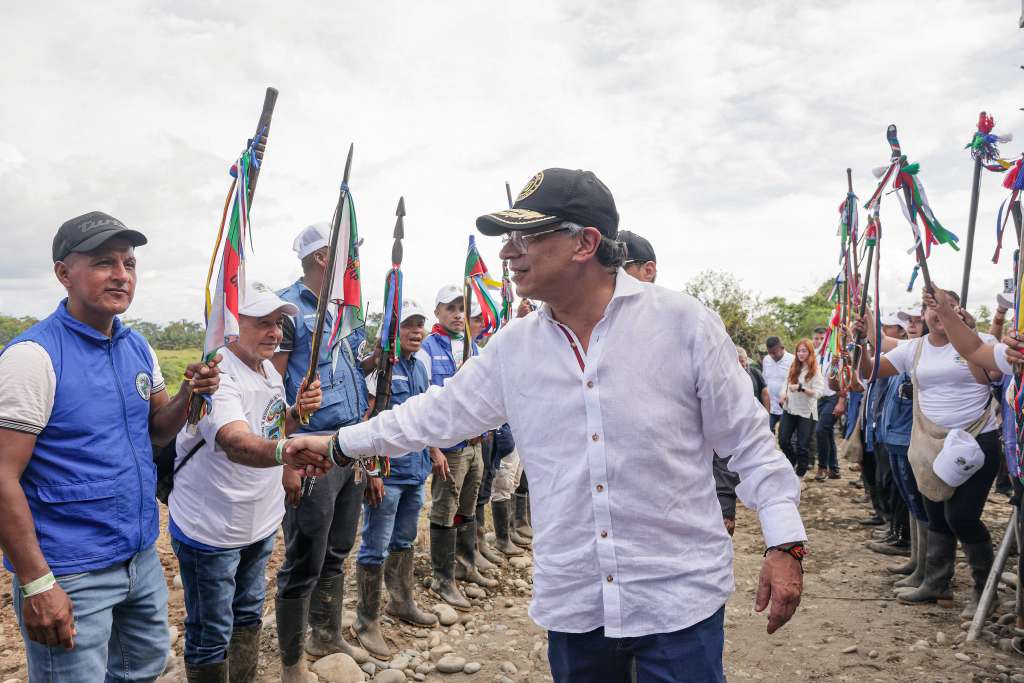 Resguardos indígenas de Tumaco, Nariño junto al presidente Gustavo Petro.