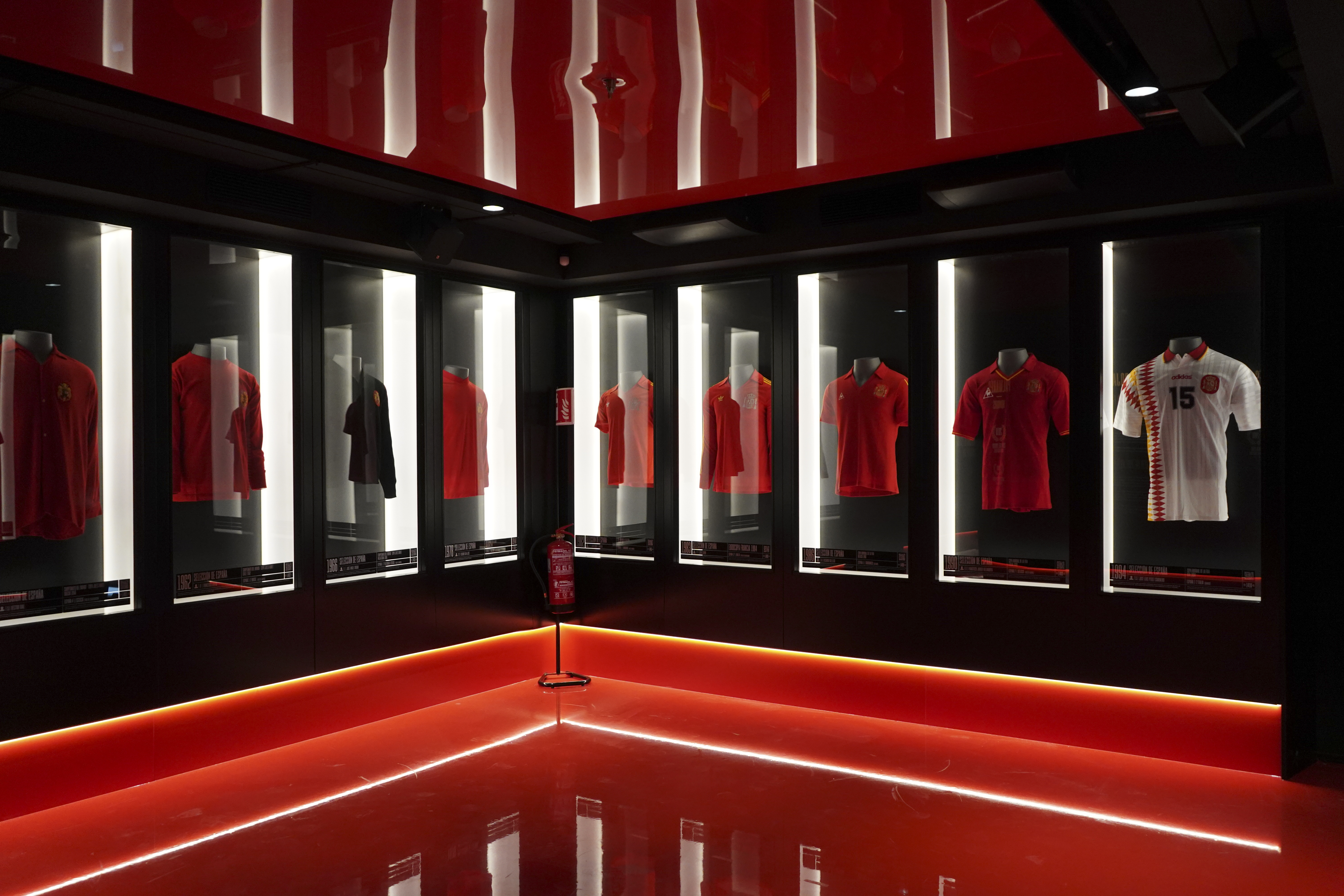 MADRID, 01/06/2023.- Esta mañana ha tenido lugar la apertura de "Legends, The Home of Football, presented by LaLiga". Los primeros visitantes han podido acceder a este espacio de 7 plantas, ubicado en la Puerta del Sol de Madrid, en el que se exhiben más de 600 reliquias de la historia del fútbol mundial. Piezas históricas de jugadores como Maradona, Pelé, Casillas o Messi, todas ellas usadas en partido oficial en competiciones nacionales e internacionales como Copas del Mundo, UEFA Champions League, Eurocopa, JJOO, etc. EFE/ LaLiga ***SOLO USO EDITORIAL/SOLO DISPONIBLE PARA ILUSTRAR LA NOTICIA QUE ACOMPAÑA (CRÉDITO OBLIGATORIO)***