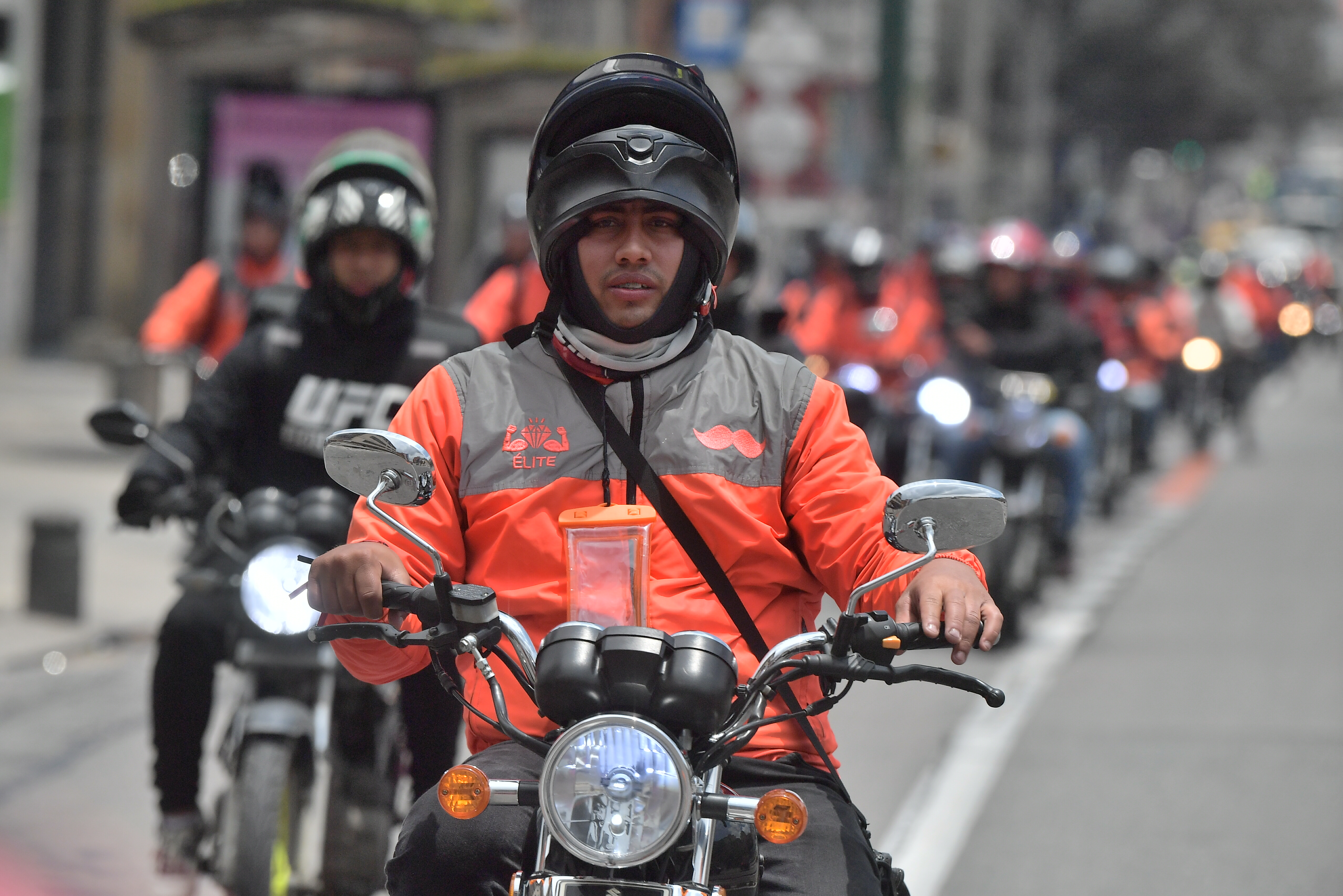 Domiciliarios que trabajan con la aplicación de Rappi se movilizaron por la carrera séptima, en contra de la vinculación contractual que propone la reforma laboral del Gobierno Nacional. Alegan que este cambio lo que contempla es una “contratación forzada” con la que no están de acuerdo.