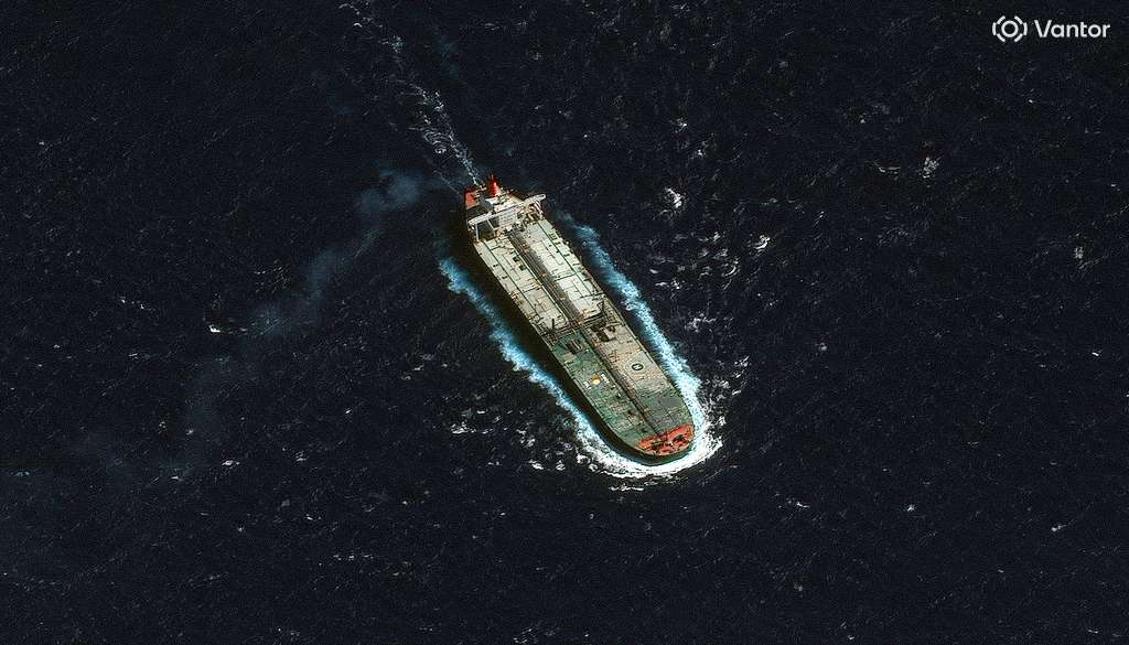 El petrolero Skipper pasa cerca de Guadalupe, en el Caribe, el 12 de diciembre de 2025, dos días después de ser incautado por el ejército estadounidense.
