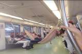 Hombre colgó una hamaca en un vagón del Metro de Medellín