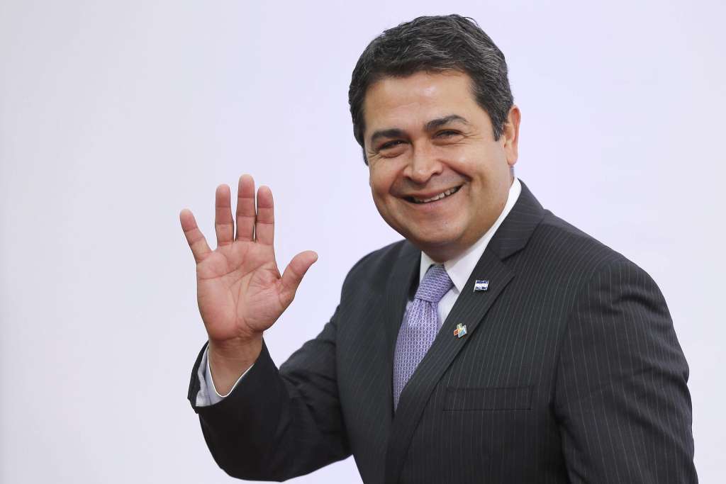BRU120. BOGOTÁ (COLOMBIA), 28/11/2025.- Fotografía de archivo del 10 de Junio de 2015 del presidente de Honduras, Juan Orlando Hernández, saludando en Bruselas (Bélgica). El presidente estadounidense, Donald Trump, anunció este viernes que indultará al exmandatario hondureño Juan Orlando Hernández (2014-2022), condenado en 2024 en Estados Unidos por tres cargos de narcotráfico y armas, incluyendo haber recibido dinero del capo mexicano Joaquín 'El Chapo' Guzmán. EFE/ Etienne Laurent/ ARCHIVO