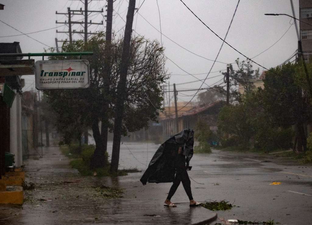 AME313. PINAR DEL RÍO (CUBA), 27/09/2022.- Un hombre camina en una calle con destrozos dejados por el paso del huracán Ian, hoy, en Pinar del Río (Cuba). El huracán Ian, con categoría tres (sobre cinco) en la escala Saffir-Simpson, ocasionó este martes cuantiosos daños materiales en el occidente de Cuba, con intensas lluvias y fuertes vientos, a su paso rumbo norte hacia a la Florida (EE.UU.). Ian, el cuarto huracán de la temporada y el primero que afecta a Cuba, ha dejado multitud de municipios devastados en el tercio occidental de la isla. EFE/ Yander Zamora