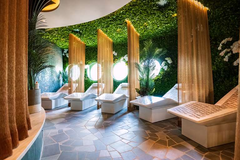 Senses Spa es un oasis de tranquilidad a bordo del Disney Treasure, que ofrece exquisitos tratamientos de spa y belleza inspirados en la serenidad de los elementos naturales para fomentar la relajación, el bienestar y el cuidado personal. Además de contar con salas de tratamientos privadas y lujosas villas de spa, Senses Spa incluye el Rainforest, un espacio donde los huéspedes pueden disfrutar de los beneficios de la terapia de vapor, calor, agua y aromaterapia para relajar la mente y el cuerpo.