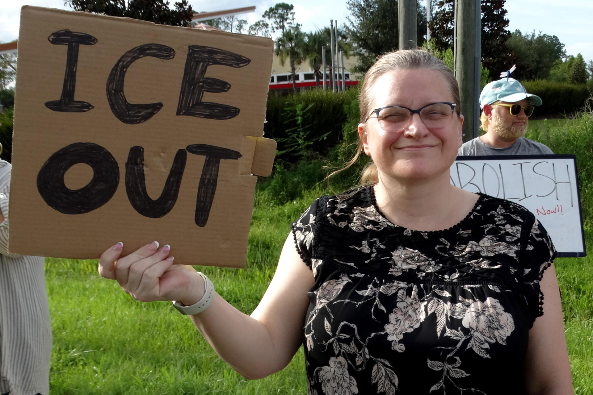 USA2311. SAN AGUSTÍN (FL, EEUU), 15/07/2026.- Una persona sostiene un cartel en una manifestación contra el Servicio de Inmigración y Aduanas (ICE) frente a la casa del inmigrante atropellado por un camión cuando intentaba cruzar la carretera luego de huir de los agentes del ICE, este miércoles, en San Agustín (Estados Unidos). EFE/Raphael Cosme