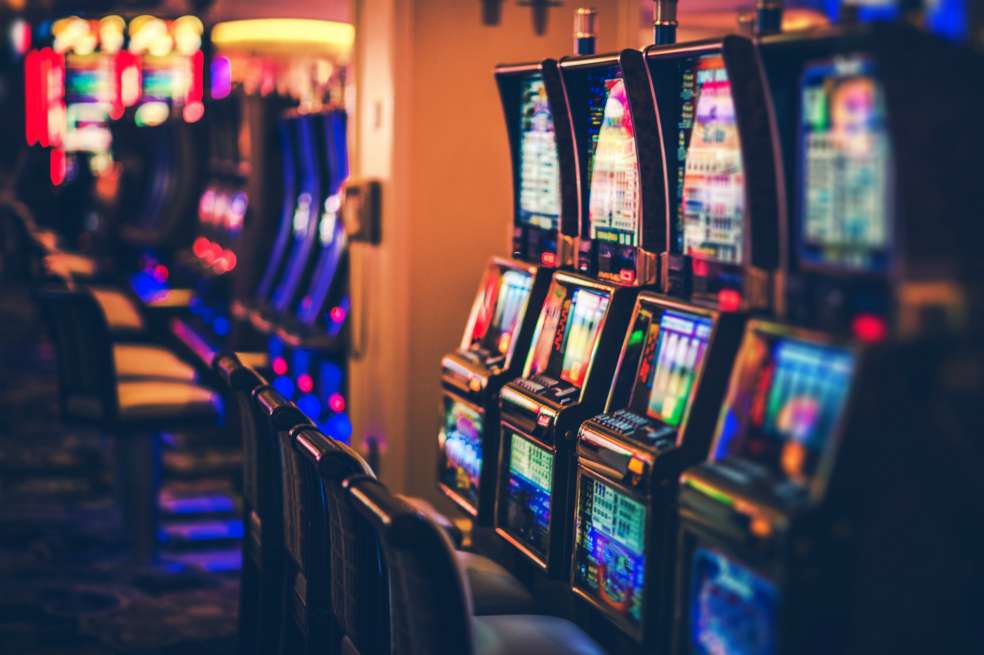 En el proyecto se advierte que el juego patológico se engloba en los trastornos del control de los impulsos y reúne aspectos como preocupación creciente por jugar, necesidad de aumentar la apuesta para conseguir excitación, insistir para recuperar pérdidas anteriores y mentir a familiares, autoridades o terapeutas. / Getty Images