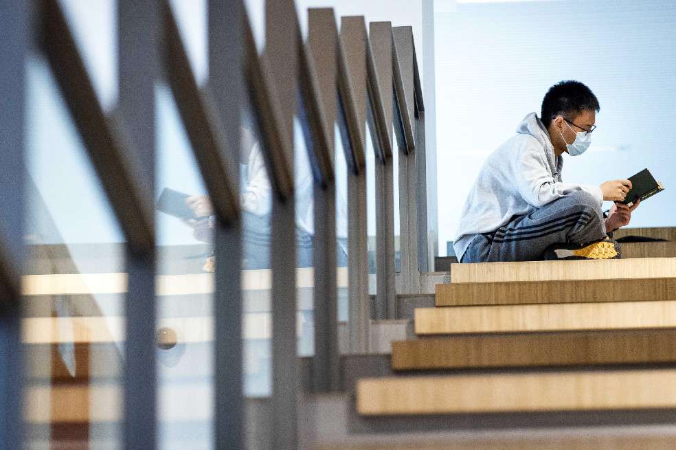 Estudiante en la Universidad de Leiden, Países Bajos, al retornar a clases presenciales (Imagen de referencia).