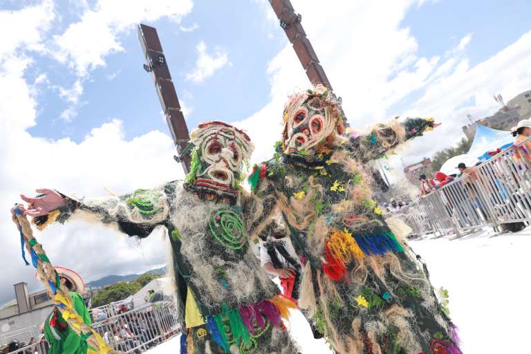 Carnaval de Negros y Blancos de Pasto 2024 desfile Familia Castañeda