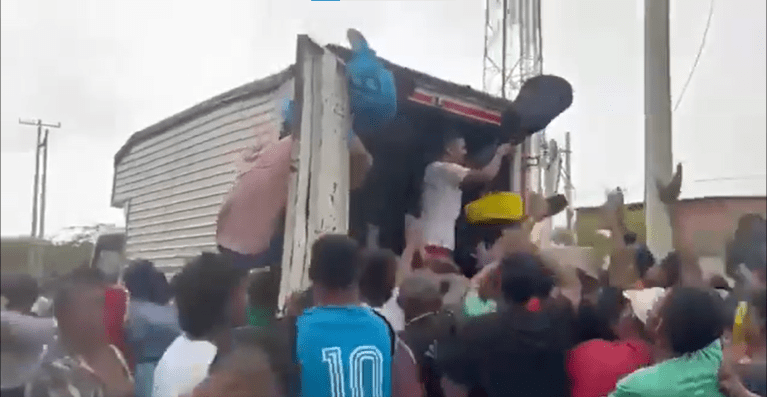 Habitantes de Tasajera saquearon camión accidentado que llevaba guitarras (video)