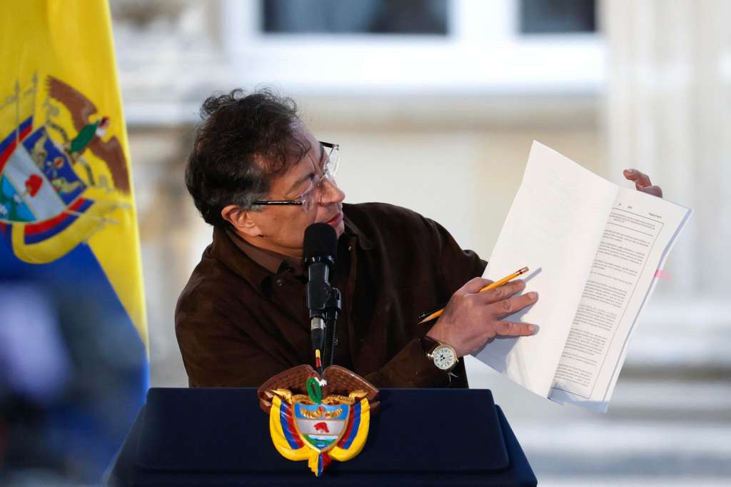 AME9038. BOGOTÁ (COLOMBIA), 17/10/2025.- El presidente de Colombia, Gustavo Petro, muestra un documento de desclasificación de los archivos del desaparecido Departamento Administrativo de Seguridad (DAS) durante un acto público de reconocimiento de responsabilidad internacional del Estado hacia los integrantes del Colectivo de Abogadas y Abogados José Alvear Restrepo (Cajar), este viernes, en Bogotá (Colombia). EFE/ Mauricio Dueñas Castañeda