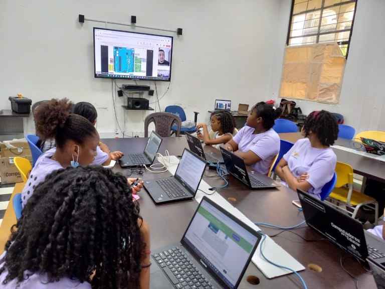 Así aprenden de robótica y mecatrónica las niñas del Chocó