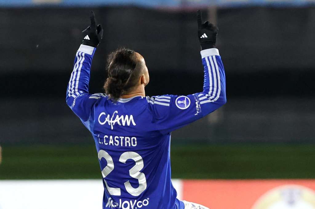 AME126. MONTEVIDEO (URUGUAY), 07/05/2026.- Leonardo Castro de Millonarios celebra un gol este jueves, en el partido de la fase de grupos de la Copa Sudamericana entre Boston River y Millonarios, en el estadio Estadio Centenario, en Montevideo (Uruguay). EFE/ Gastón Britos